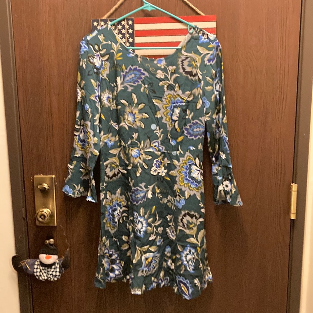 Old Navy Size 6 petite flower bell sleeve flowey dress